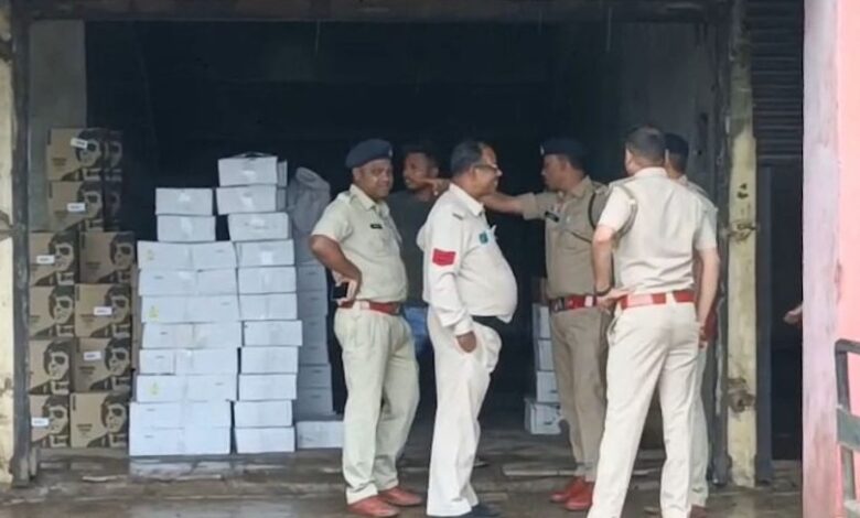 भिलाई में खेल परिसर के भीतर खुली शराब दुकान, विरोध कर रहे कांग्रेस पार्षद भूपेंद्र यादव गिरफ्तार — स्थानीयों में आक्रोश...