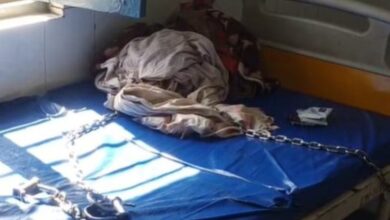 कमजोर हथकड़ी से हाथ निकालकर फरार हुआ ठगी का बंदी, जिला अस्पताल में मचा हड़कंप...