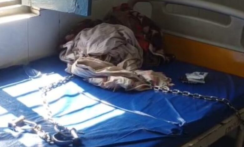 कमजोर हथकड़ी से हाथ निकालकर फरार हुआ ठगी का बंदी, जिला अस्पताल में मचा हड़कंप...
