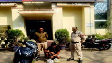 स्कूटी में ले जा रहे 20 लीटर अवैध महुआ शराब के साथ तस्कर गिरफ्तार, चक्रधरनगर पुलिस की त्वरित कार्रवाई...