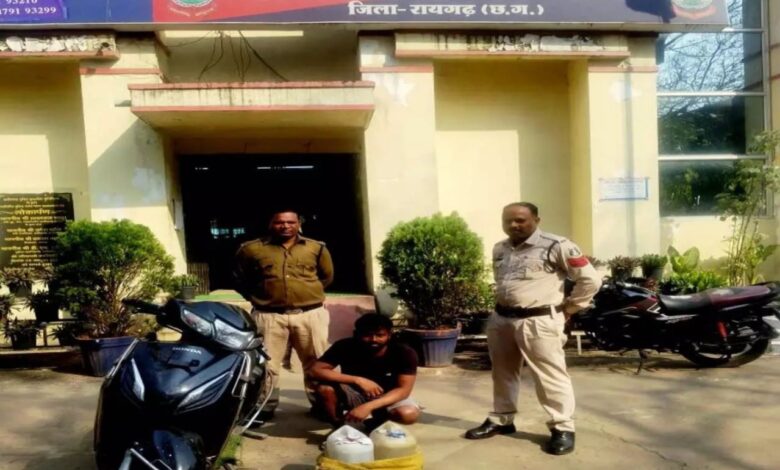 स्कूटी में ले जा रहे 20 लीटर अवैध महुआ शराब के साथ तस्कर गिरफ्तार, चक्रधरनगर पुलिस की त्वरित कार्रवाई...