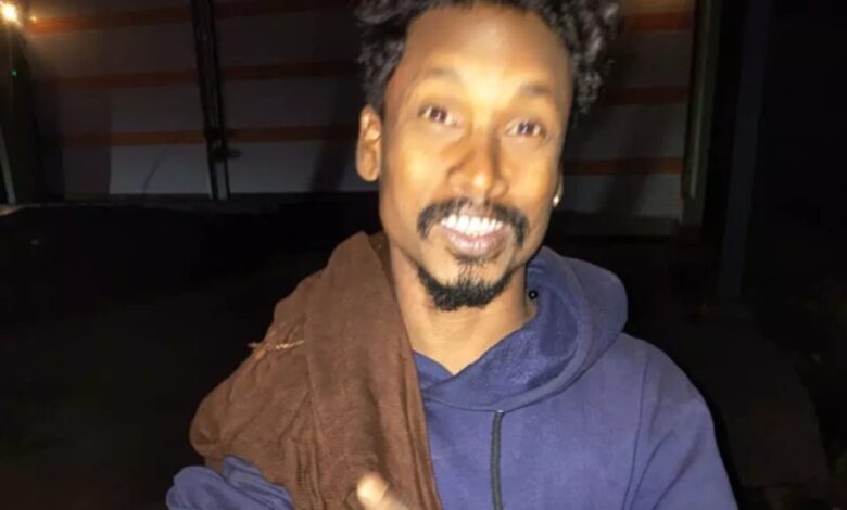 सार्वजनिक स्थान पर गांजा सेवन करते युवक को पुलिस ने रंगे हाथ दबोचा...