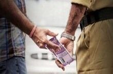 4 लाख की रिश्वत लेते रंगे हाथ पकड़ा गया इंस्पेक्टर, गाजियाबाद पुलिस की बड़ी कार्रवाई...