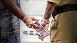 4 लाख की रिश्वत लेते रंगे हाथ पकड़ा गया इंस्पेक्टर, गाजियाबाद पुलिस की बड़ी कार्रवाई...