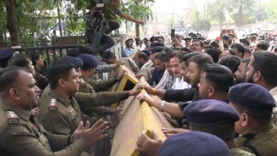 Raipur NIT चाऊपाटी विवाद: कांग्रेस का थाने घेराव, राजेश मूणत पोस्टर पर कालिख पोतने के मामले में दर्ज FIR का विरोध तेज...