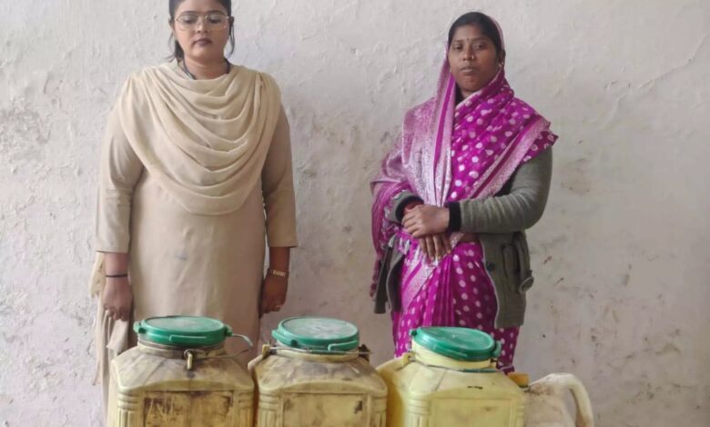 CG: बिलासपुर में अवैध महुआ शराब पर बड़ी कार्रवाई, 113 लीटर जब्त—महिला सहित 3 आरोपी गिरफ्तार...