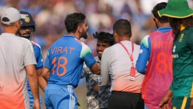 रायपुर ODI: विराट कोहली के पैर छूने मैदान में घुसा फैन, पुलिस ने धारा 151 में किया केस दर्ज...