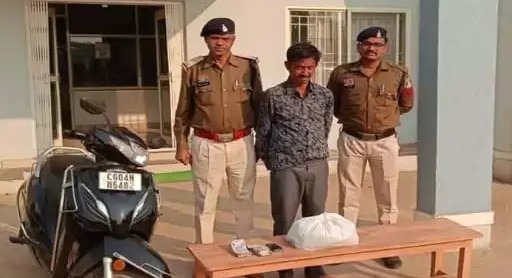 2 किलो गांजा और 55 हज़ार कैश के साथ आरोपी गिरफ्तार, रायपुर से भिलाई करता था तस्करी...
