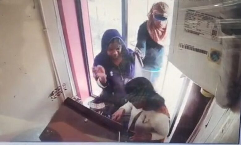 ATM लूट की वारदात: नकाबपोश बदमाश ने महिला बैंक कर्मचारियों की आंखों में स्प्रे डालकर ₹50 हजार लूटे, पुलिस जांच में जुटी..