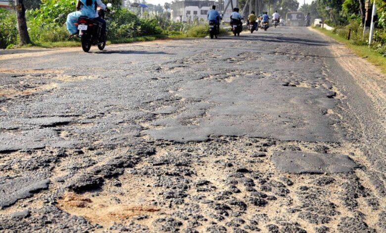 बिलासपुर की सड़कें बदहाल: गड्ढों और उड़ती धूल से लोग परेशान, जिम्मेदार विभाग बेखबर....