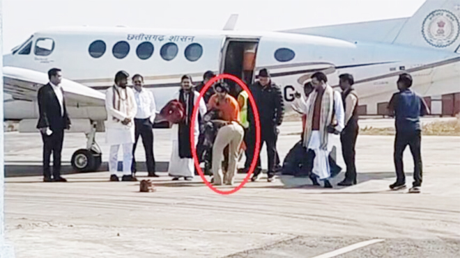 CG News: बाबा का पैर छूना TI को पड़ा महंगा, ऑन-ड्यूटी TI डायरेक्ट लाइन अटैच