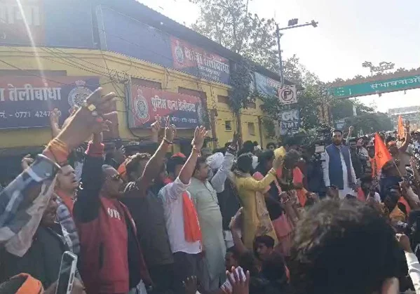 CG News: मैग्नेटो मॉल तोड़फोड़ मामला: 7 कार्यकर्ताओं की गिरफ्तारी के विरोध में बजरंग दल का चक्काजाम, तनावपूर्ण स्थिति...