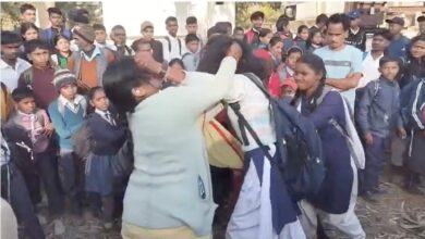 पति से बात के शक में भड़की पत्नी, बीच बाजार स्कूली छात्रा की पिटाई, वीडियो वायरल...