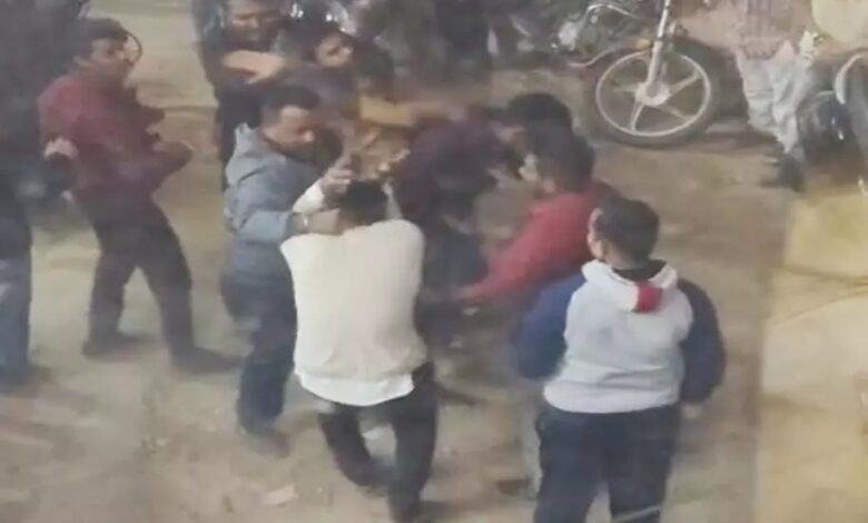 Raipur Breaking: पार्किंग विवाद में दो गुट आमने-सामने, अनुपम गार्डन के सामने जमकर लात-घूंसे...