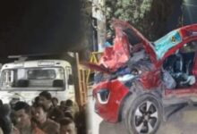 Live CCTV : नूतन चौक पर पलभर में उजड़ी जिंदगी, कार–हाइवा की भीषण टक्कर...