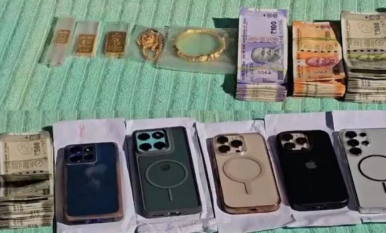 iPhone के लालच में भतीजी ने Boyfriend संग रचा करोड़ों की चोरी का खेल, अब RTO अधिकारी की ‘आय’ पर सवाल...