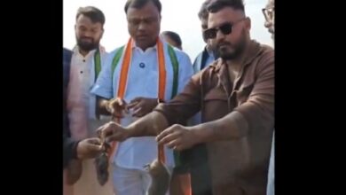 धान संग्रहण केंद्र में चूहे पकड़ते दिखे कांग्रेस अध्यक्ष दीपक बैज, धान भंडारण व्यवस्था पर उठाए सवाल, BJP ने कहा—ये राजनीति नहीं जोकरगिरी है...