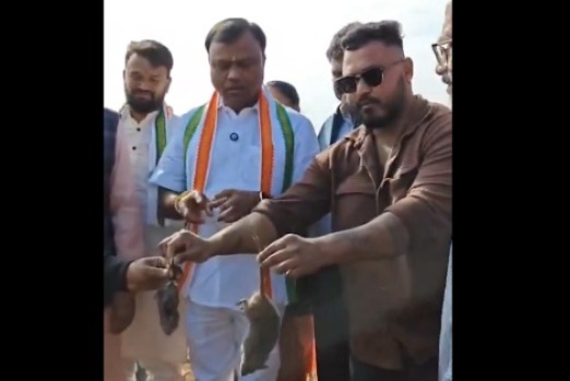 धान संग्रहण केंद्र में चूहे पकड़ते दिखे कांग्रेस अध्यक्ष दीपक बैज, धान भंडारण व्यवस्था पर उठाए सवाल, BJP ने कहा—ये राजनीति नहीं जोकरगिरी है...