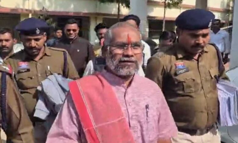 बलौदाबाजार आगजनी-हिंसा मामला: क्रांति सेना प्रमुख अमित बघेल प्रोडक्शन वारंट पर रायपुर जेल से बलौदाबाजार रवाना...