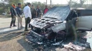 Durg Car Fire: चलती कार में लगी भीषण आग, चंद मिनटों में जलकर खाक; वीडियो आया सामने...