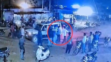 रायपुर के तिल्दा-नेवरा में सरकारी शराब दुकान से सनसनीखेज अपहरण, दो गाड़ियों में आए बदमाशों ने कर्मचारियों से मारपीट कर 4 को जबरन उठाया, भीड़ तमाशबीन बनी रही, VIDEO वायरल...