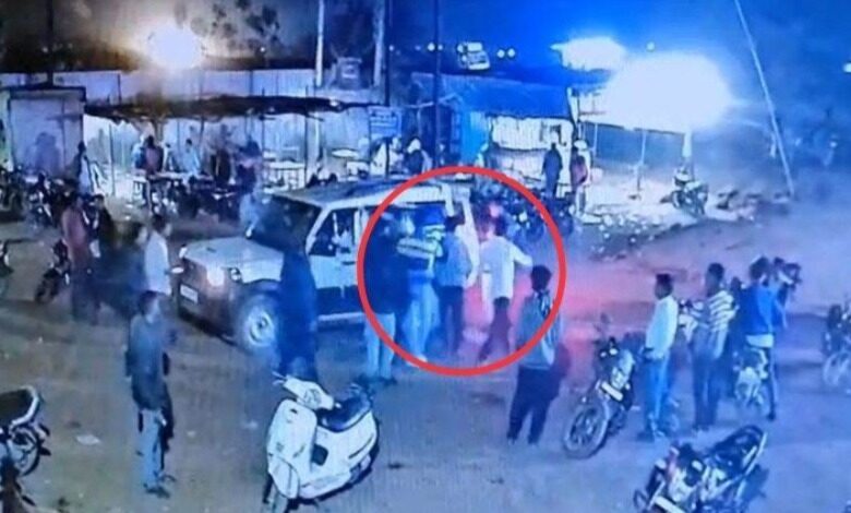 रायपुर के तिल्दा-नेवरा में सरकारी शराब दुकान से सनसनीखेज अपहरण, दो गाड़ियों में आए बदमाशों ने कर्मचारियों से मारपीट कर 4 को जबरन उठाया, भीड़ तमाशबीन बनी रही, VIDEO वायरल...