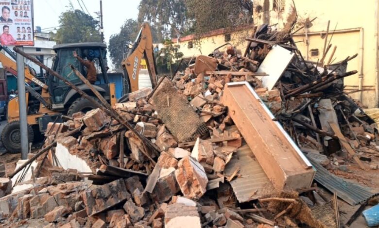 CG Breaking: नाबालिग से रेप के आरोपी का घर जमींदोज, रायपुर में चला नगर निगम का बुलडोजर...