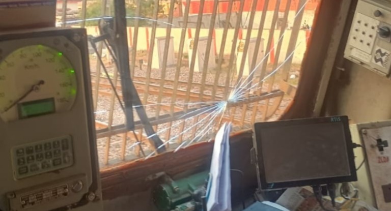 दुर्ग में राजधानी एक्सप्रेस पर पथराव, इंजन का कांच क्षतिग्र...