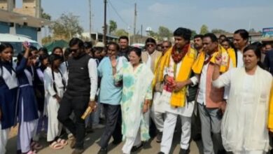 नेता के स्वागत में पढ़ाई बाधित! स्कूली बच्चों से लगवाए ‘हसदेव बचाओ’ के नारे, वीडियो वायरल...