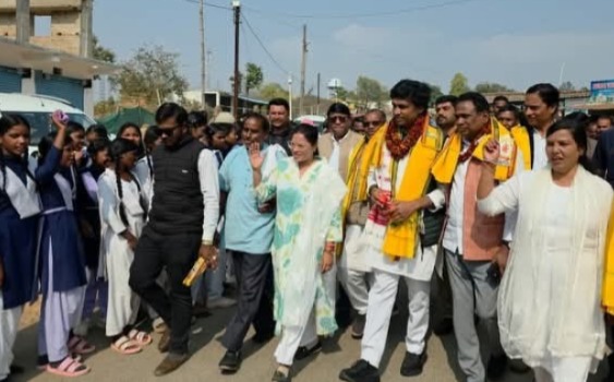 नेता के स्वागत में पढ़ाई बाधित! स्कूली बच्चों से लगवाए ‘हसदेव बचाओ’ के नारे, वीडियो वायरल...