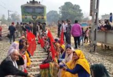 ट्रेन स्टॉपेज और स्टेशन की मांग पर उग्र आंदोलन, महिलाओं संग पटरी पर बैठे हजारों ग्रामीण...