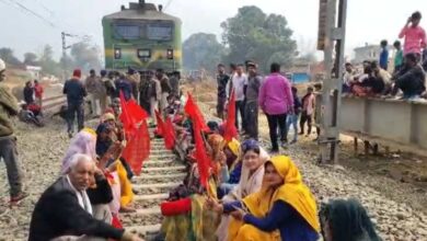 ट्रेन स्टॉपेज और स्टेशन की मांग पर उग्र आंदोलन, महिलाओं संग पटरी पर बैठे हजारों ग्रामीण...