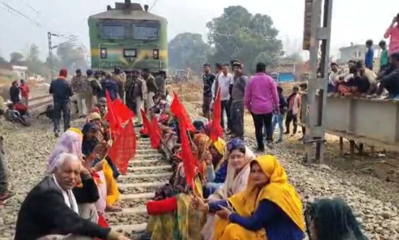 ट्रेन स्टॉपेज और स्टेशन की मांग पर उग्र आंदोलन, महिलाओं संग पटरी पर बैठे हजारों ग्रामीण...