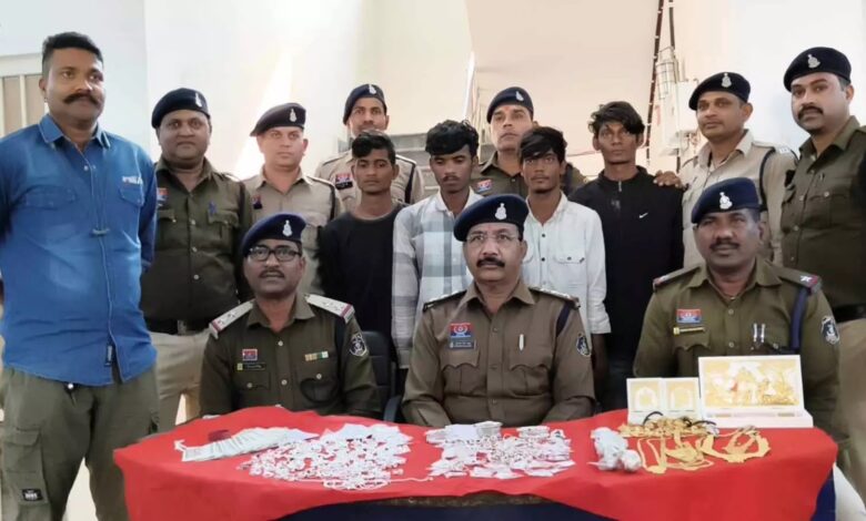 बिलासपुर में सिविल लाइन पुलिस की बड़ी कार्रवाई: चार बड़ी चोरी की वारदातों का खुलासा, 4 शातिर चोर गिरफ्तार, लाखों के सोने-चांदी के आभूषण और नकदी बरामद...