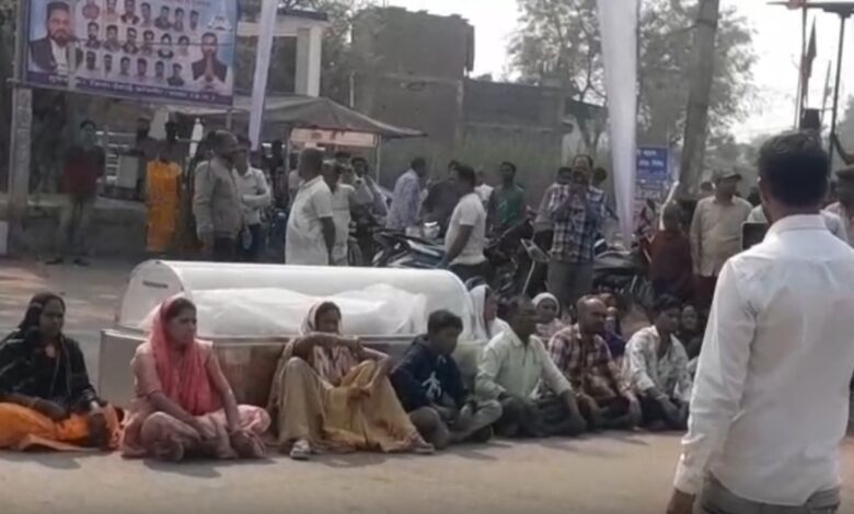 Janjgir Girlfriend Murder News: प्रेमी ने कीचड़ में मुंह दबाकर की हत्या, शव रखकर परिजनों का चक्काजाम...