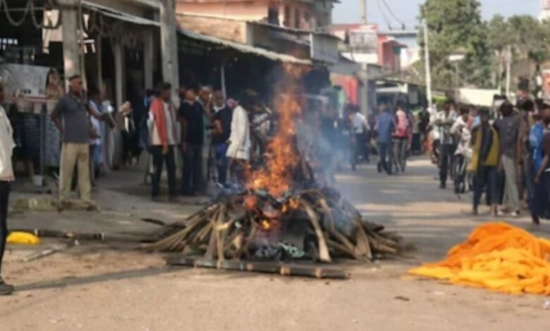 वैशाली में शर्मनाक तस्वीर: श्मशान का रास्ता बंद, चौराहे पर हुआ अंतिम संस्कार — डीएम ने बैठाई जांच...