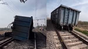 Railway Breaking: छत्तीसगढ़ में मालगाड़ी के दो डिब्बे पटरी से उतरे, तीन लाइनें बाधित...