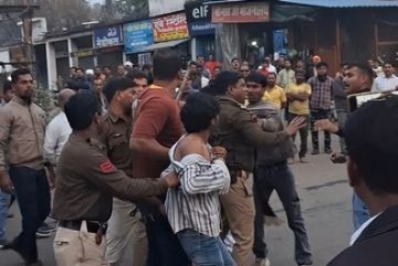 दमोह में रविदास जयंती शोभायात्रा के दौरान बवाल, पुलिसकर्मी की लाठीचार्ज का वीडियो वायरल...