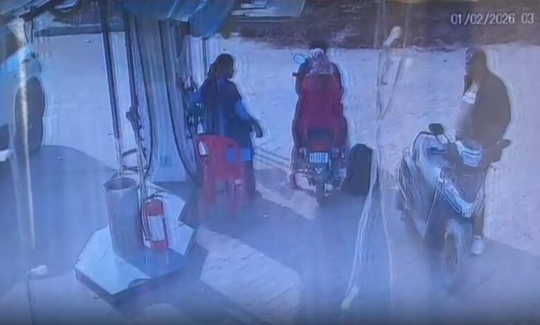 रायगढ़ में दिनदहाड़े चोरी: स्कूटी सवार आरोपी पेट्रोल पंप से 2.18 लाख नगद लेकर फरार, CCTV में कैद वारदात....